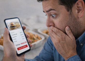Cobranças ocultas e diferenças de preço aumentam o valor final de pedidos por aplicativo