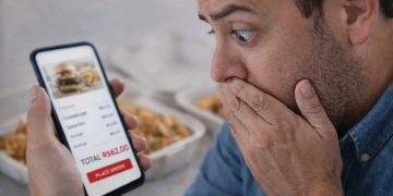 Cobranças ocultas e diferenças de preço aumentam o valor final de pedidos por aplicativo