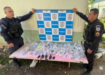 Polícia Militar prende três suspeitos e apreende drogas em operação no Minha Casa Minha Vida, em Maricá