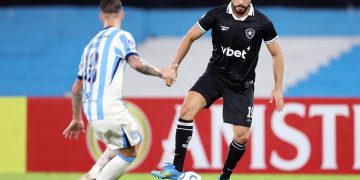 Técnico do Botafogo destaca melhora de Arthur Cabral, mas pede mais gols