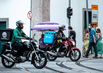 Seminário da ACRJ analisa impactos da escalada de motocicletas na mobilidade e saúde urbana no Rio