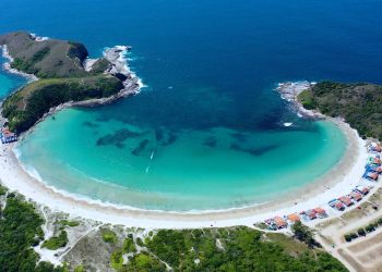 Praia das Conchas em Cabo Frio: pequeno paraíso de águas cristalinas e história marítima
