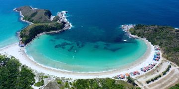 Praia das Conchas em Cabo Frio: pequeno paraíso de águas cristalinas e história marítima