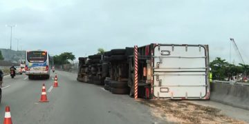 Caminhão carregado com 14 mil kg de frutas tombou na BR-101 em Niterói, causando congestionamento