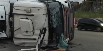 BR-101 em Niterói sofre interdição após tombamento de carreta na manhã desta terça-feira