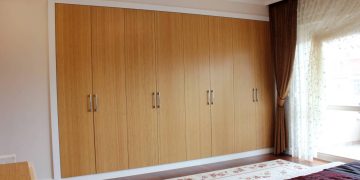 Localização do guarda-roupa em parede fria favorece o mofo, recomenda-se evitar esse lado