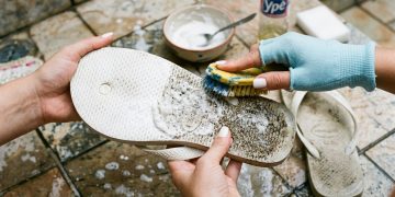 Receita caseira promove limpeza eficaz e preserva a integridade do chinelo branco
