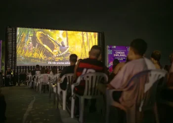 Prefeitura de Maricá realiza primeira noite do Cinema Inflável na orla do Parque Nanci