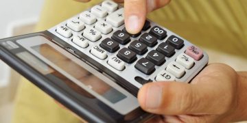 Juros elevados mantêm alta inadimplência e impacto no endividamento familiar no Brasil