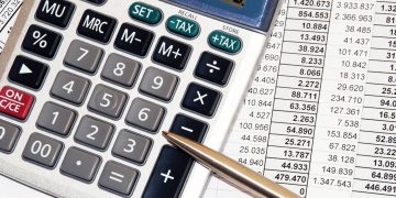 Cobranças recorrentes de baixo valor podem impactar seu orçamento ao longo do tempo