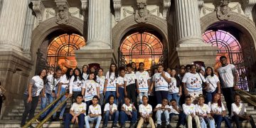 Encontro no Teatro Municipal do Rio une rap, orquestra e crianças de projeto social