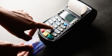 Polícia investiga esquema de fraudes com máquinas de cartão no Rio de Janeiro