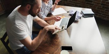 Mudanças em taxas e condições de crédito demandam atenção na hora de financiar imóveis e veículos