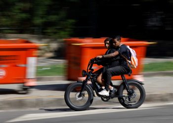 Rio de Janeiro regulamenta circulação de veículos elétricos com novas normas que geram divergências jurídicas