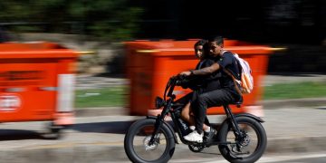 Rio de Janeiro regulamenta circulação de veículos elétricos com novas normas que geram divergências jurídicas