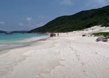 Jovem de 18 anos desaparece no mar em Praia Grande durante aniversário em Arraial do Cabo