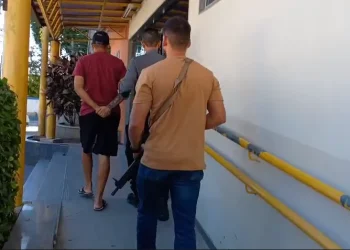 Homem é preso por descumprir ordem de afastamento de ex-companheira em Maricá