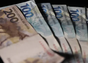 Cobranças indevidas podem gerar devolução em dobro, segundo o Código de Defesa do Consumidor