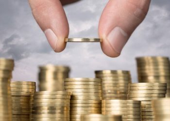 Cobranças de baix valor em contas e cartões podem impactar o orçamento; atenção e revisão contínua são essenciais