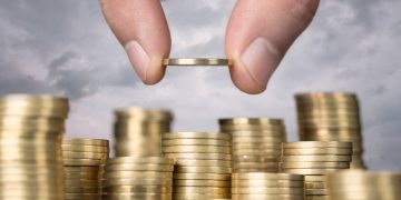 Cobranças de baix valor em contas e cartões podem impactar o orçamento; atenção e revisão contínua são essenciais