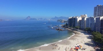 Domingo de clima ensolarado impulsiona aumento de movimento em praias e comércio em Niterói