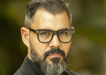 Ator Juliano Cazarré promove debate sobre o papel do homem na sociedade, gerando controvérsia