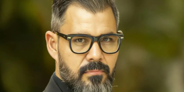 Ator Juliano Cazarré promove debate sobre o papel do homem na sociedade, gerando controvérsia