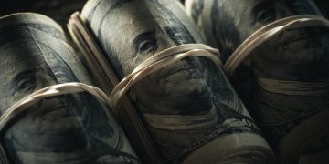 Dólar ultrapassa R$ 5 com efeito de tensões no Oriente Médio e crise global