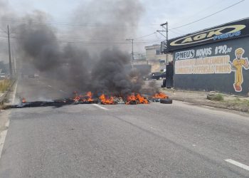 Protesto por falta de água bloqueia RJ-106 em São Gonçalo e gera trânsito difícil