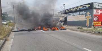 Protesto por falta de água bloqueia RJ-106 em São Gonçalo e gera trânsito difícil