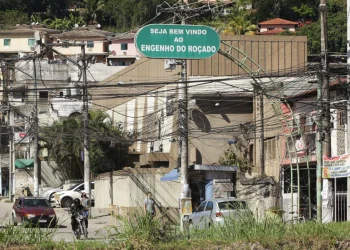Vendedor de caqui é baleado em troca de tiros entre policiais e criminosos em São Gonçalo