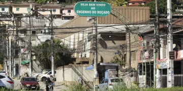 Vendedor de caqui é baleado em troca de tiros entre policiais e criminosos em São Gonçalo