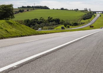 PRF orienta motoristas a reforçar cuidados durante feriado com aumento no fluxo de veículos