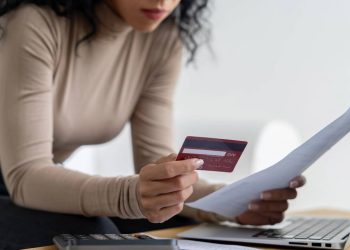 Faturas de fim de semana acumulam despesas em entregas, transporte e lazer