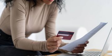 Faturas de fim de semana acumulam despesas em entregas, transporte e lazer