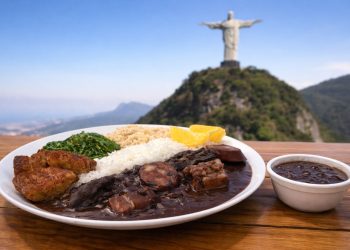 Feijoada, samba e natureza no Paineiras Corcovado durante feriadão no Rio