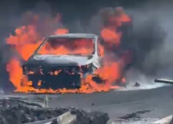Explosão de caminhão com combustível na Dutra provoca duas mortes e bloqueio total na estrada