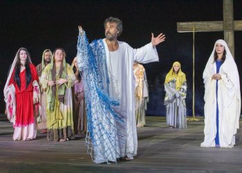 Encenação de Jesus em Maricá atrai público e emociona na Orla do Parque Nanci