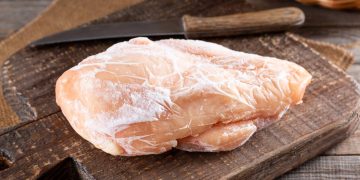 Métodos seguros para descongelar frango de forma rápida e eficiente