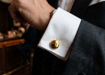 Abotoaduras de ouro 22k representam luxo, durabilidade e investimento em moda masculina