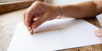 Teste simples com papel ajuda a identificar ouro verdadeiro e evitar prejuízos no mercado de luxo no Brasil