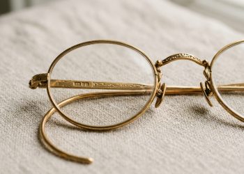 Armações de óculos antigas com metal 18K podem valer mais do que aparentam