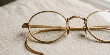 Armações de óculos antigas com metal 18K podem valer mais do que aparentam