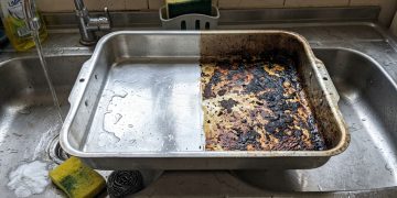 Método caseiro de bicarbonato facilita limpar assadeiras com crosta queimada