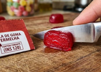 Corante de insetos presente em alimentos e cosméticos, como balas, iogurtes e maquiagens