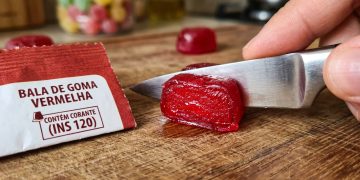 Corante de insetos presente em alimentos e cosméticos, como balas, iogurtes e maquiagens