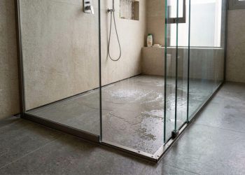 Ralo linear oculto valoriza estética e segurança em banheiros modernos