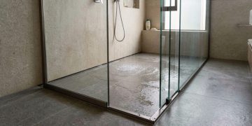 Ralo linear oculto valoriza estética e segurança em banheiros modernos