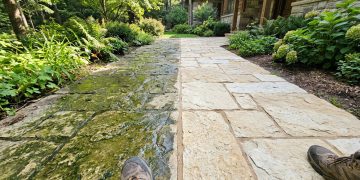 Limpeza de pedras em Niterói previne quedas e conserva a segurança de pedestres