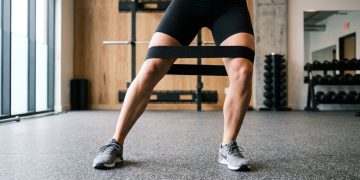 Fortalecimento lateral do quadril melhora equilíbrio e evita quedas em idosos no Brasil